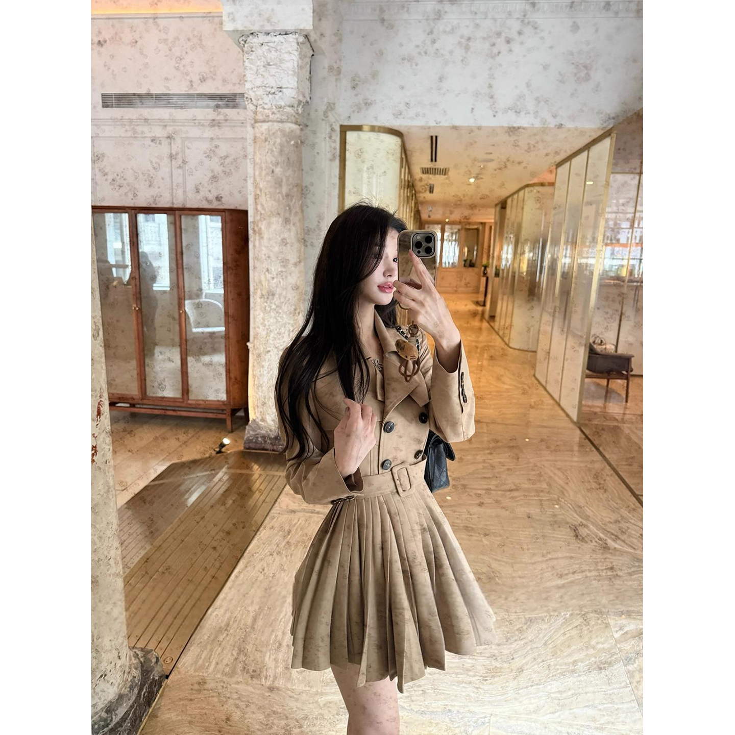 白色玫瑰 原创留兰冰咖风衣百褶连衣裙女设计感可当外套早秋两穿