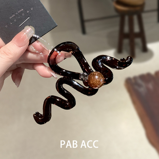 韩国东大门醋酸波浪细闪球球水钻鲨鱼夹秋季 咖色盘发顶夹抓夹 新款