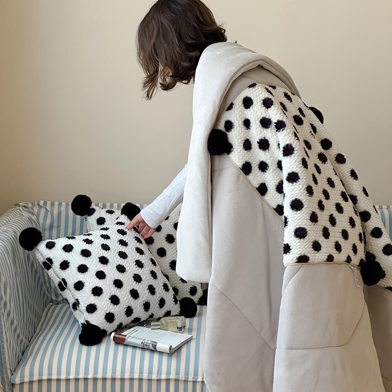 毛球抱枕被子两用黑白靠垫简约沙发盖毯办公室学生宿舍午休被加厚