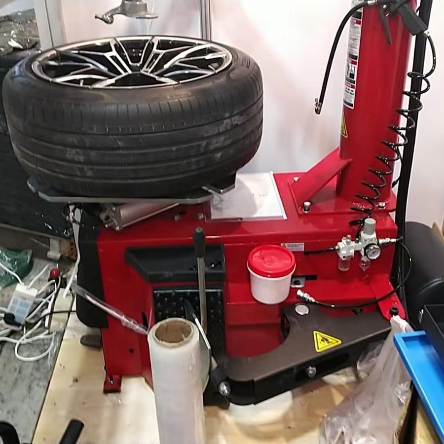 富达（战仕鹰系列GT80A无品牌/汽车6轮胎拆装机扒胎机展示）