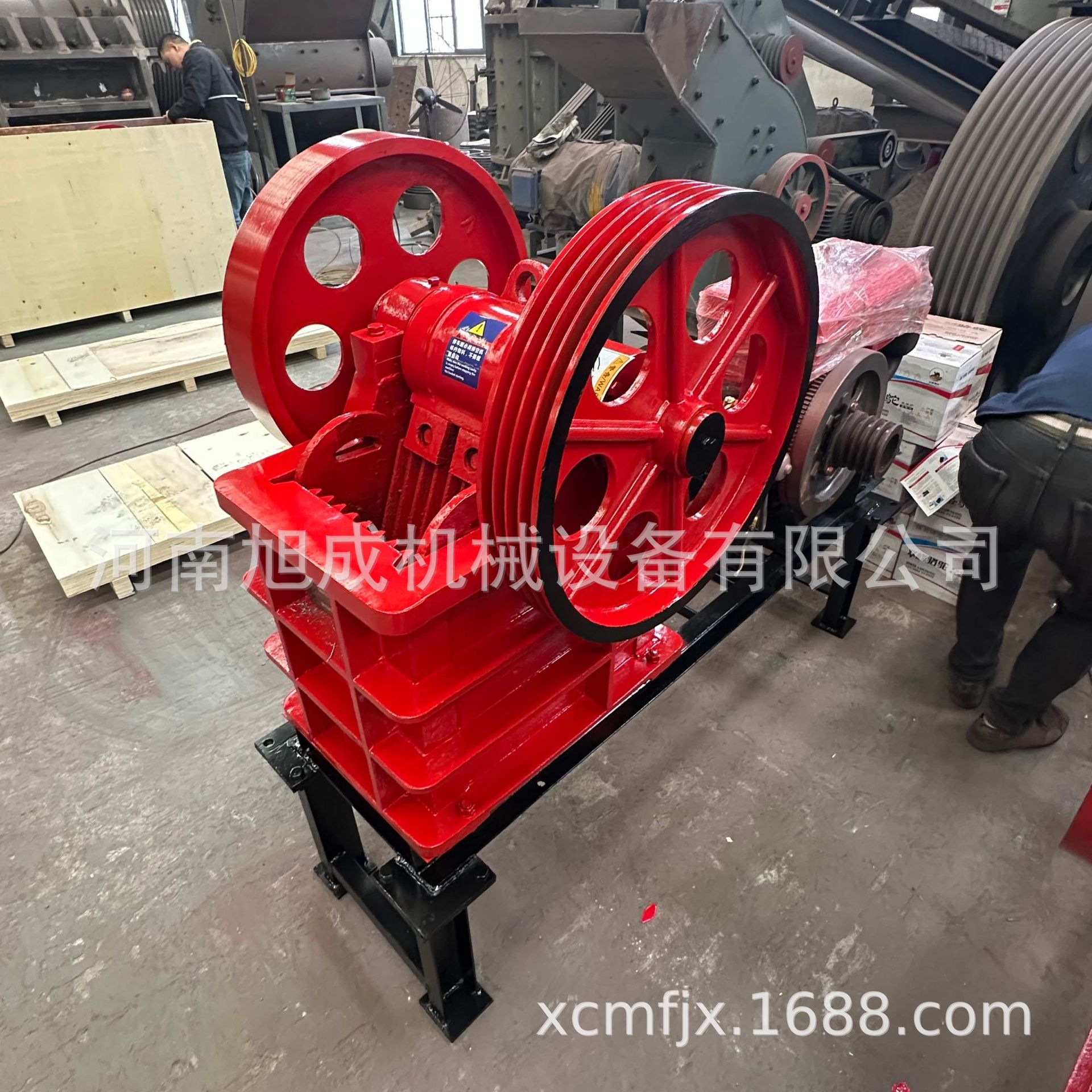 移动大型颚式破碎机铁矿石砖块