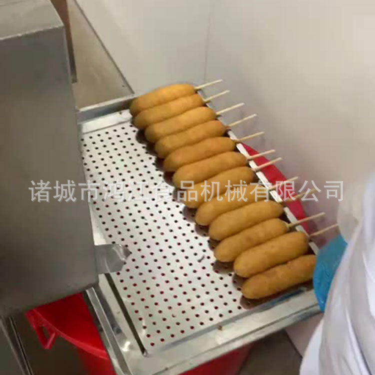 竹签热狗油炸设备 夹心香肠芝士棒油炸流水线 半成品油炸机械新款