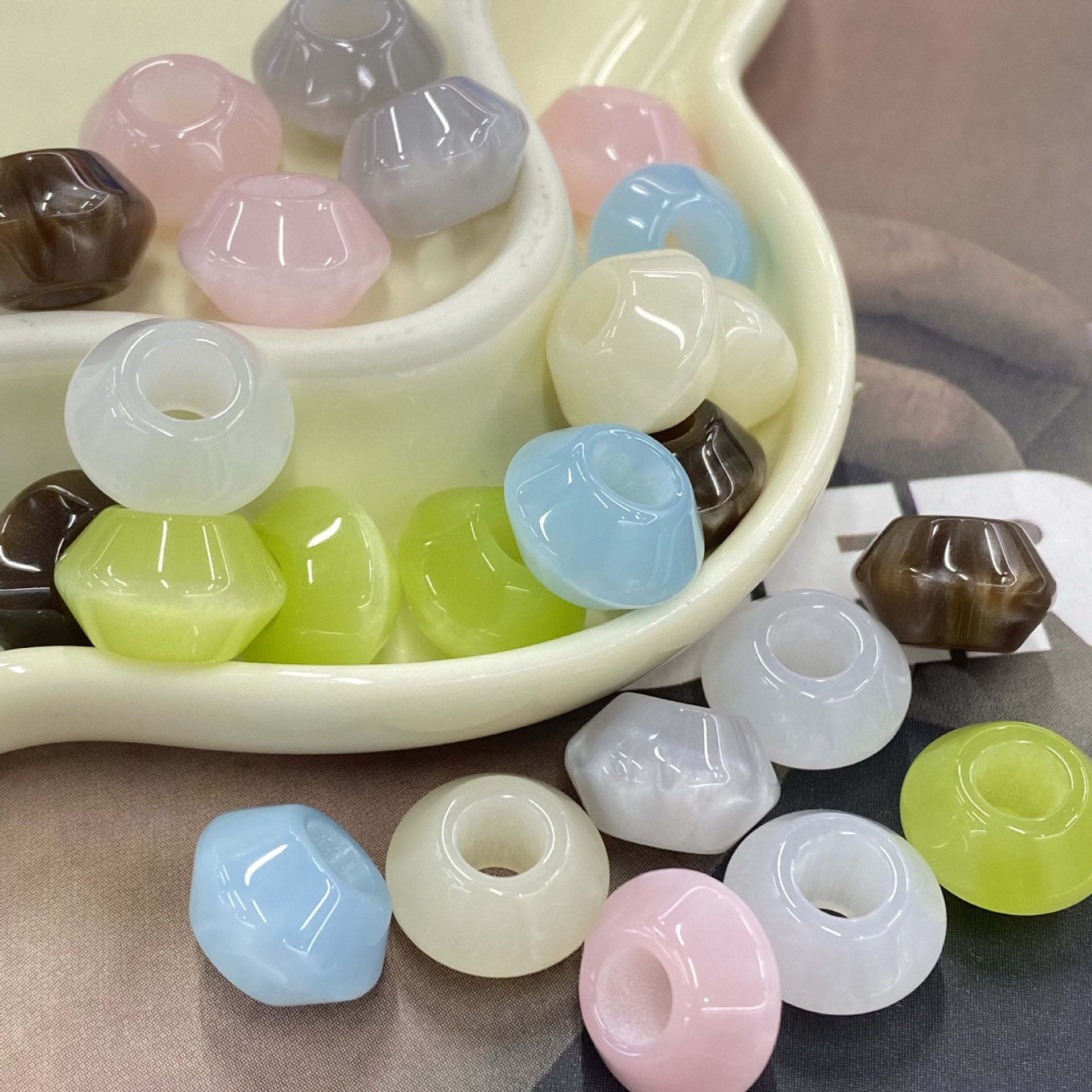 树脂单孔穿孔珠子吊钟流行设计性感吊带泳衣服装辅料纽扣钮扣子