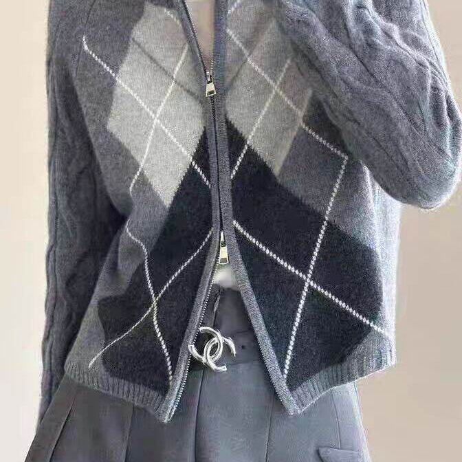 灰色菱格复古双拉链毛衣