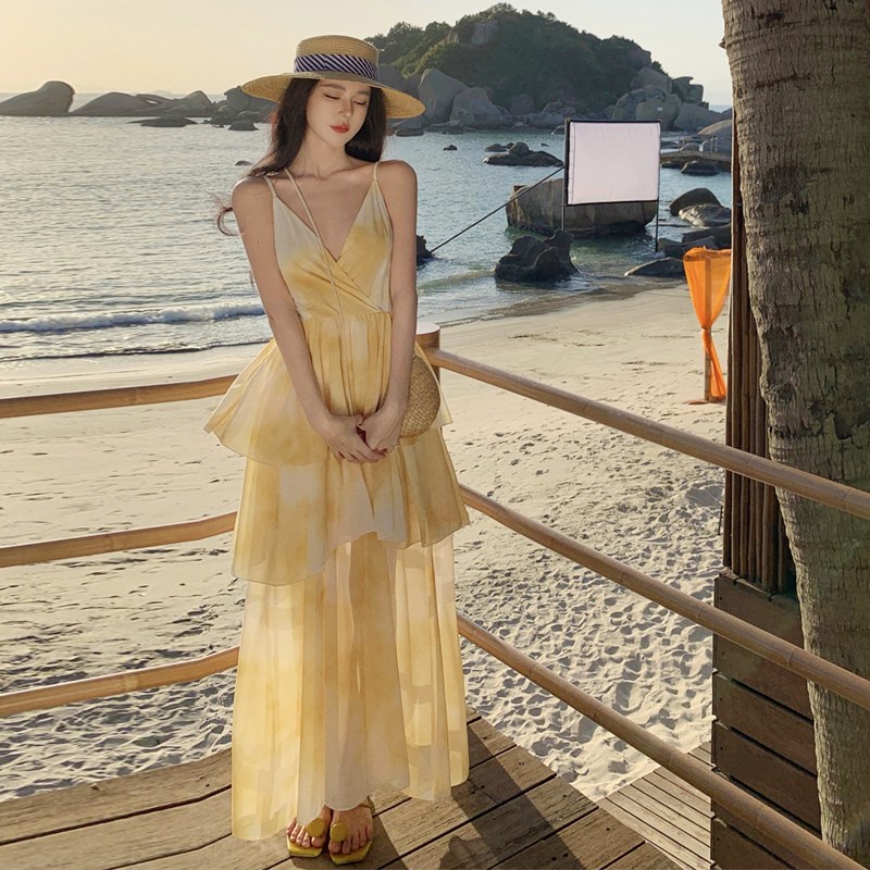 速发别致漂亮海边度假沙滩吊带裙夏季蛋糕裙绝美碎花v领连衣裙氛