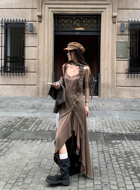 废土风吊带洋装女秋季新款设计感不规则内搭长裙修身荷叶边裙子