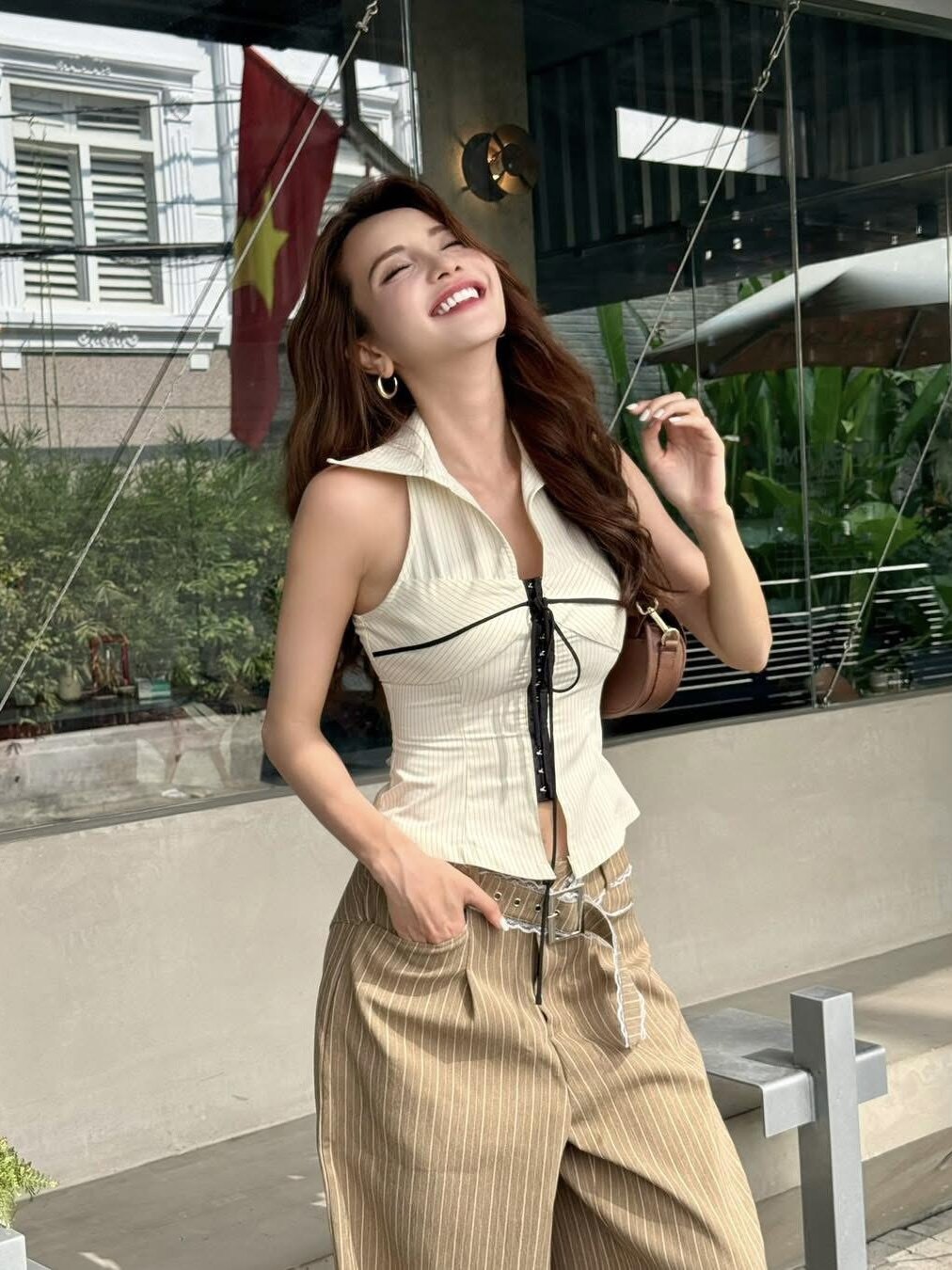 现货S米白越南服装代购AiAi翻领无袖条纹修身上衣时尚辣妹性感
