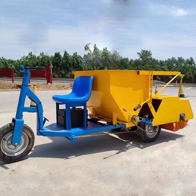 大马力三轮座驾式充砂梳草一体机人造草坪梳理工具电动汽油柴油动