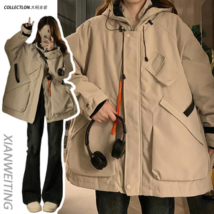 冲锋衣女胖mm加厚保暖夹棉宽松外套潮 复古立领连帽工装 特大码 美式