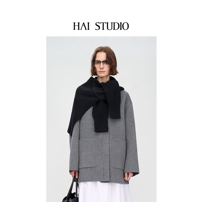 HAI STUDIO2025秋冬新品女士撞色披肩宽松短大衣假两件围巾领外套