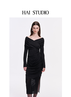 HAI STUDIO秋冬女士黑色立裁拼纱连衣裙 一字领修身裙子