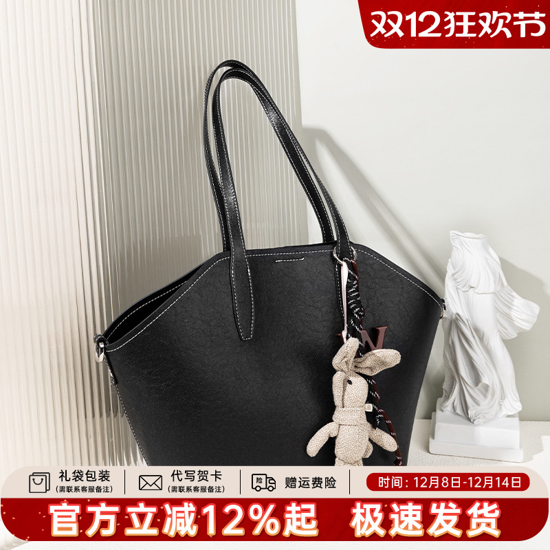 天美意真皮水桶包女腋下包