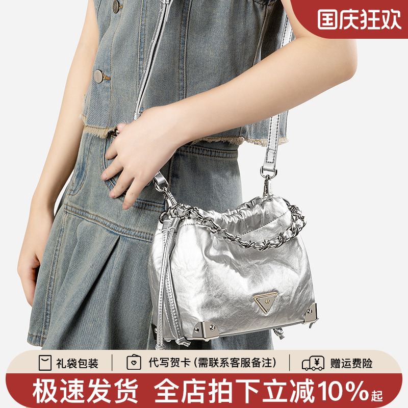 天美意真皮水桶包女手提通勤包女
