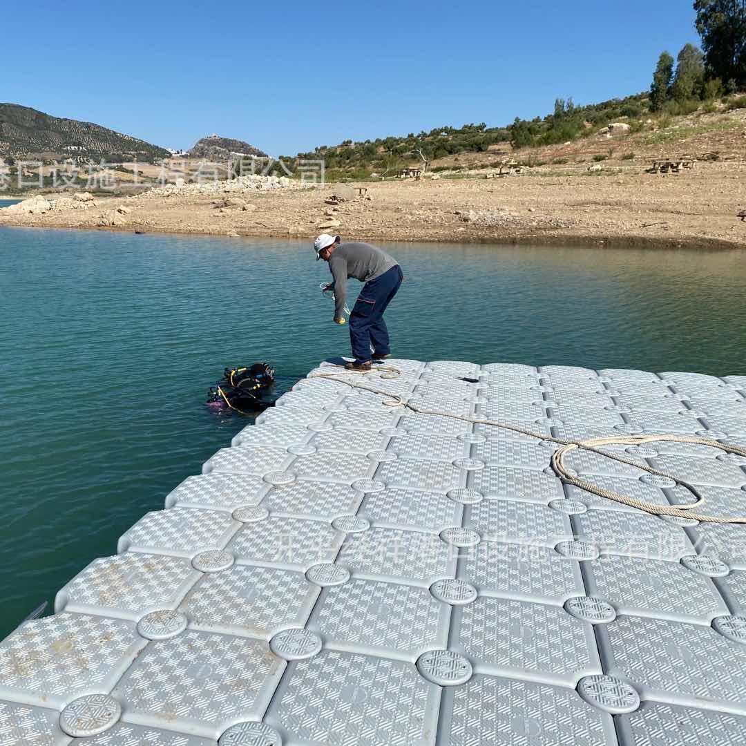 游艇轨水上浮桥停靠浮筒浮台组装灵活水上码头泊位生产厂家
