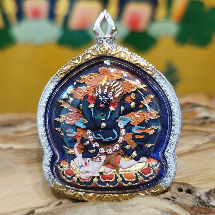 西藏矿物质彩绘擦擦佛像嘎乌盒吊坠本命佛四臂附魔随身唐卡小佛像