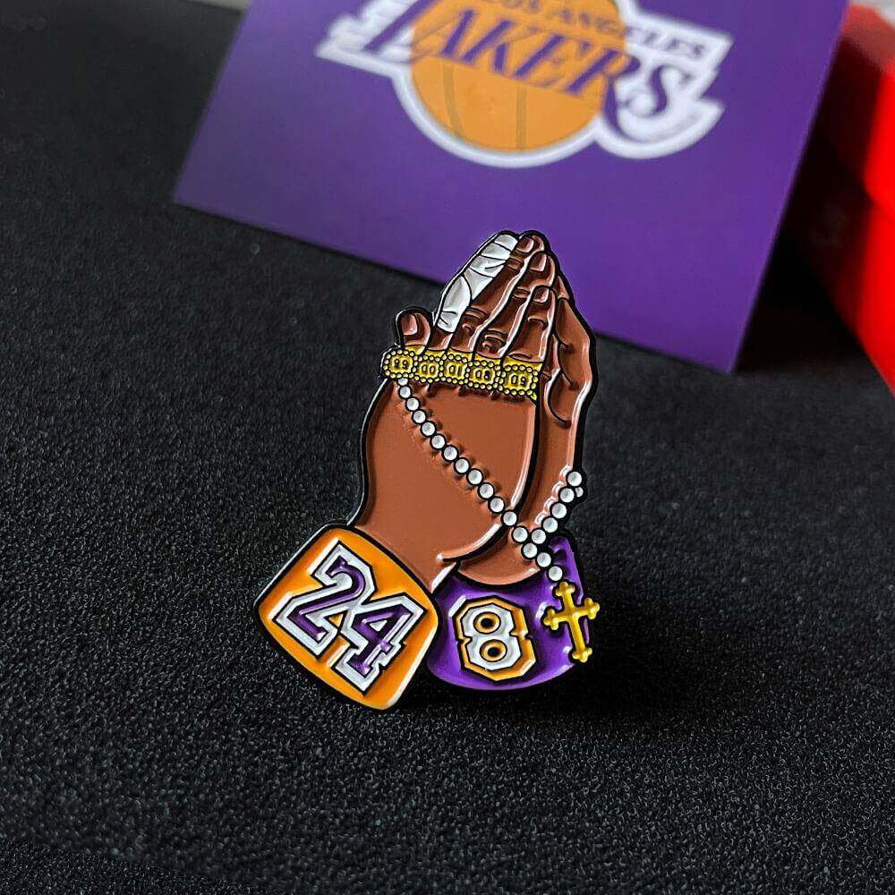 科比纪念胸针祈祷手徽章篮球NBA湖人周边背包装饰百搭潮男饰品