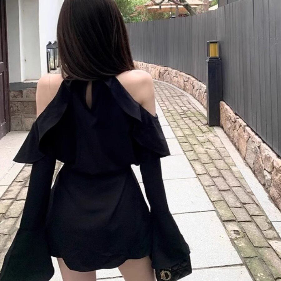 黑色挂脖荷叶边喇叭袖连衣裙