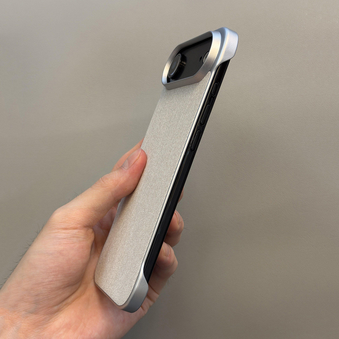 毛麻亚麻布料超薄裸机感无边框半包散热磁吸苹果Air手机壳适用iPhone17promax新16plus极简15/14pro纯色13+硬