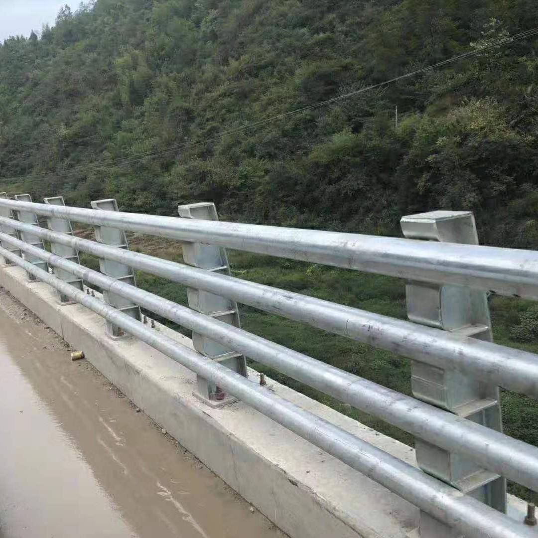 Q355D桥梁防撞护栏道路护栏高架大桥喷塑防撞护栏交通设施防护栏