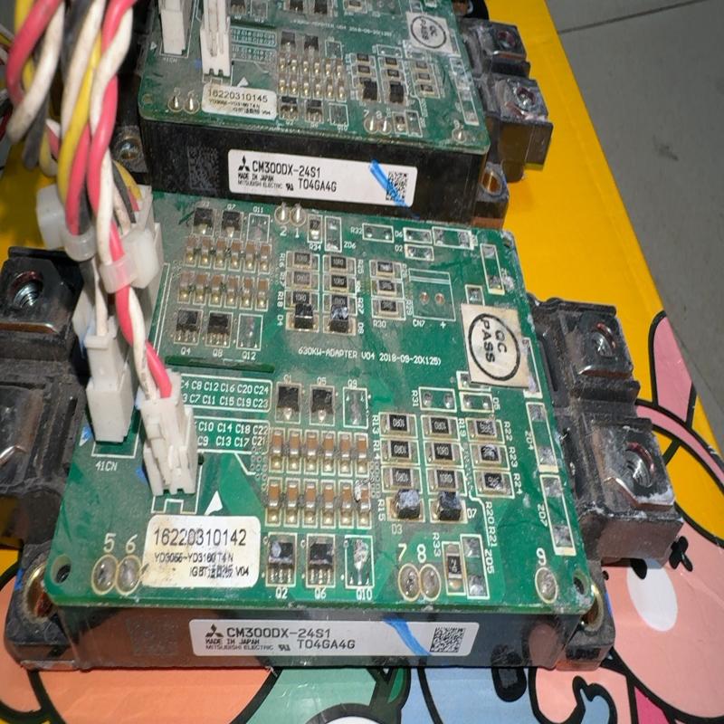 议价三菱 CM300DX-24S1模块，成色如图，功能正常拆