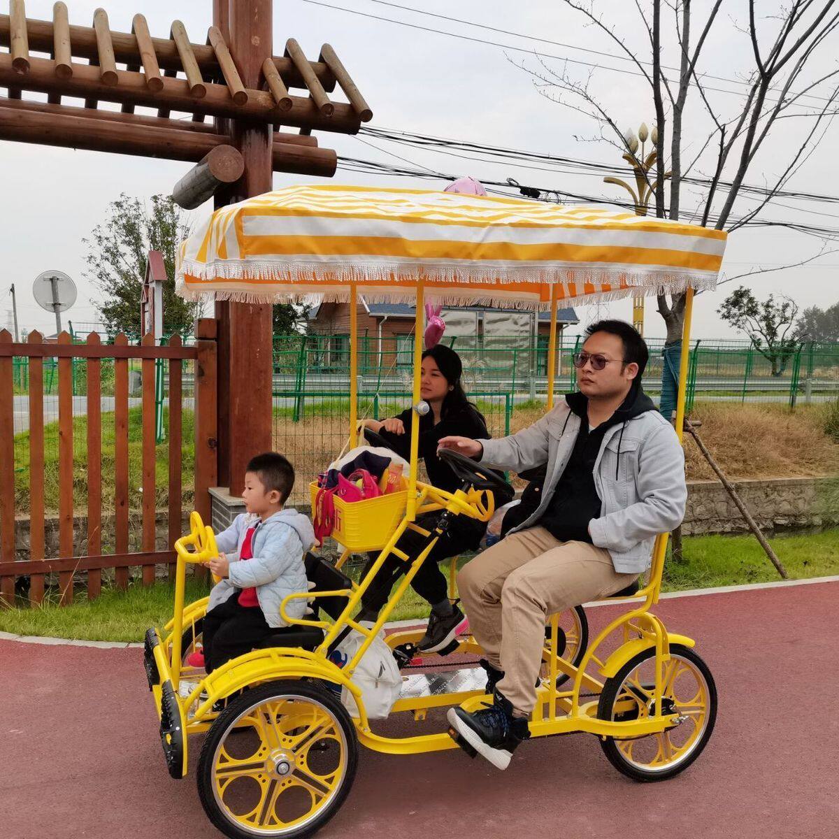 四轮联排双人自行车观光