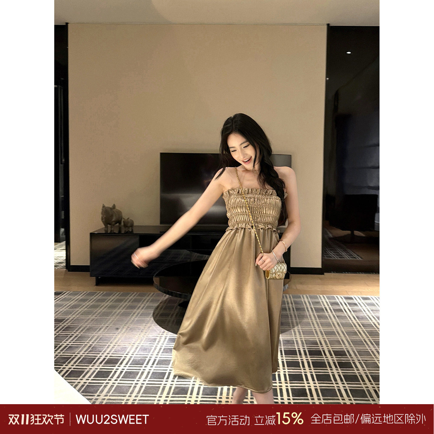 吴太甜法式缎面松紧抹胸连衣裙女木耳边打揽褶皱设计度假约会裙子