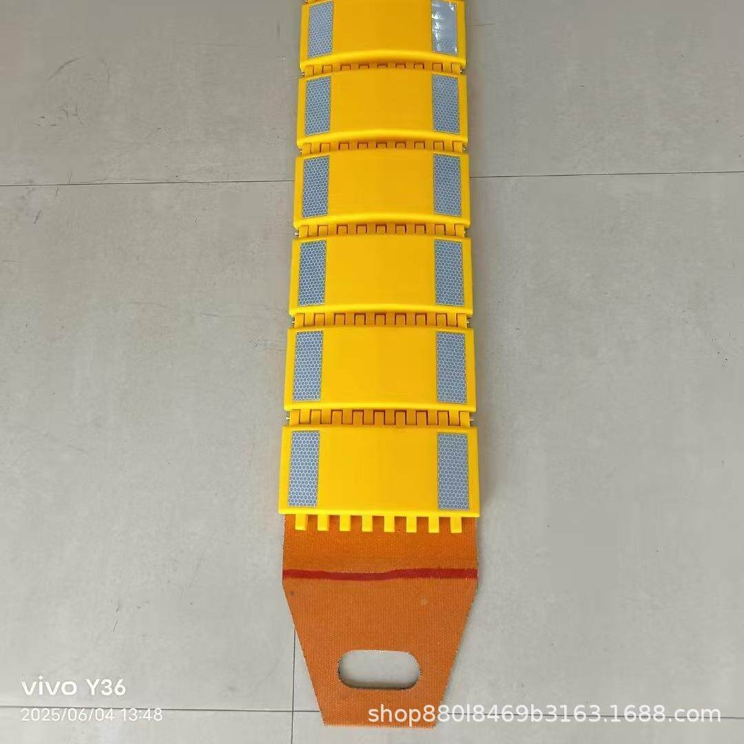 加长成品塑料减速带便携式折叠式线槽移动PE尼龙减速带缓冲垫