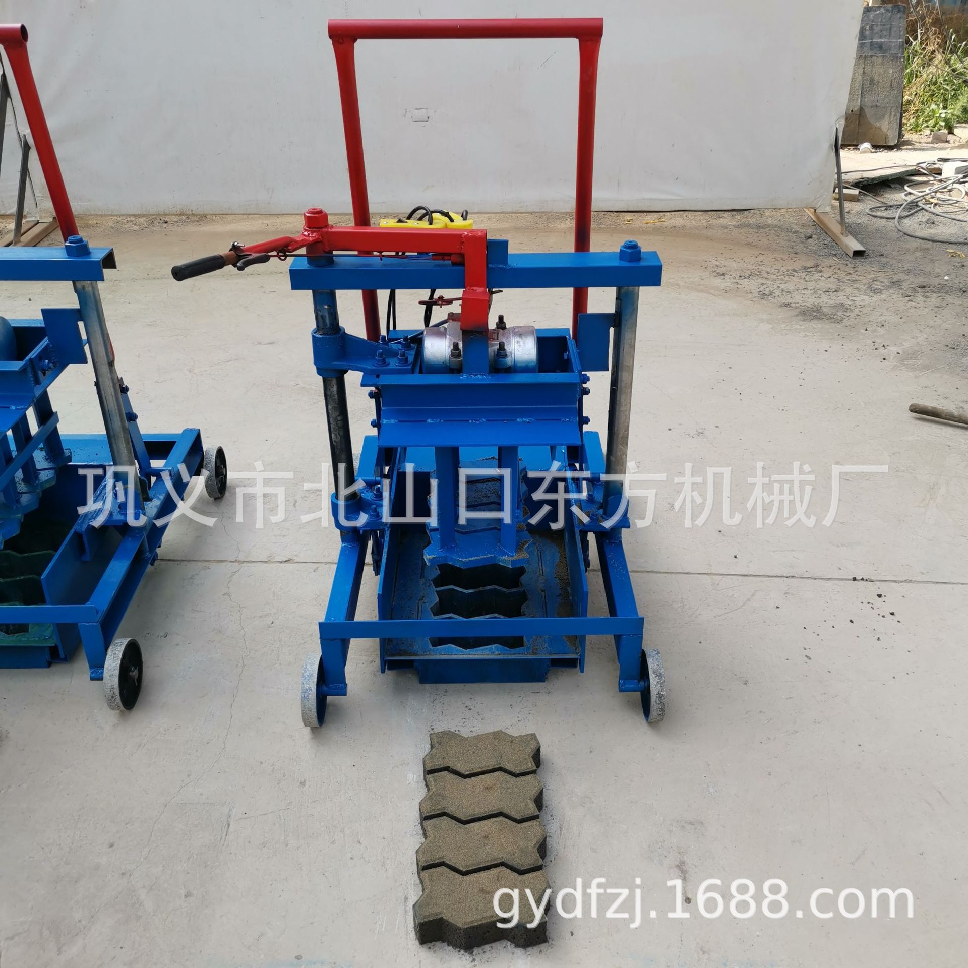 小移动制砖波浪砖移动砖机做路面花砖工厂专业生产移动制砖机