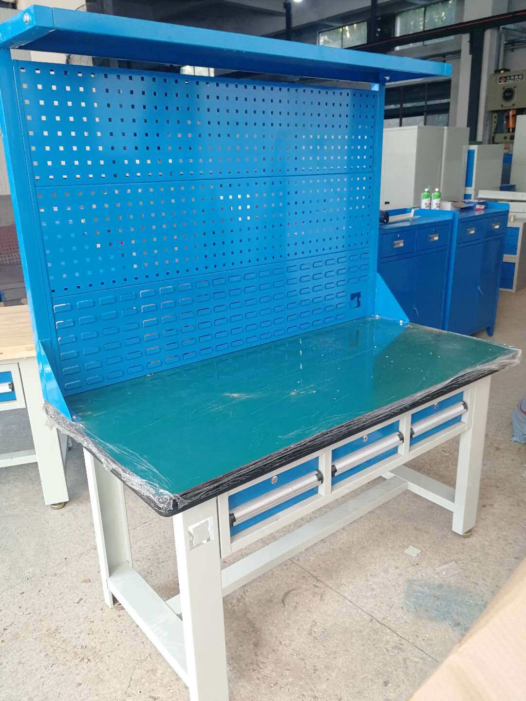 东莞厂家直销防静电工作台重型工作台灯架挂板工作台钳工台