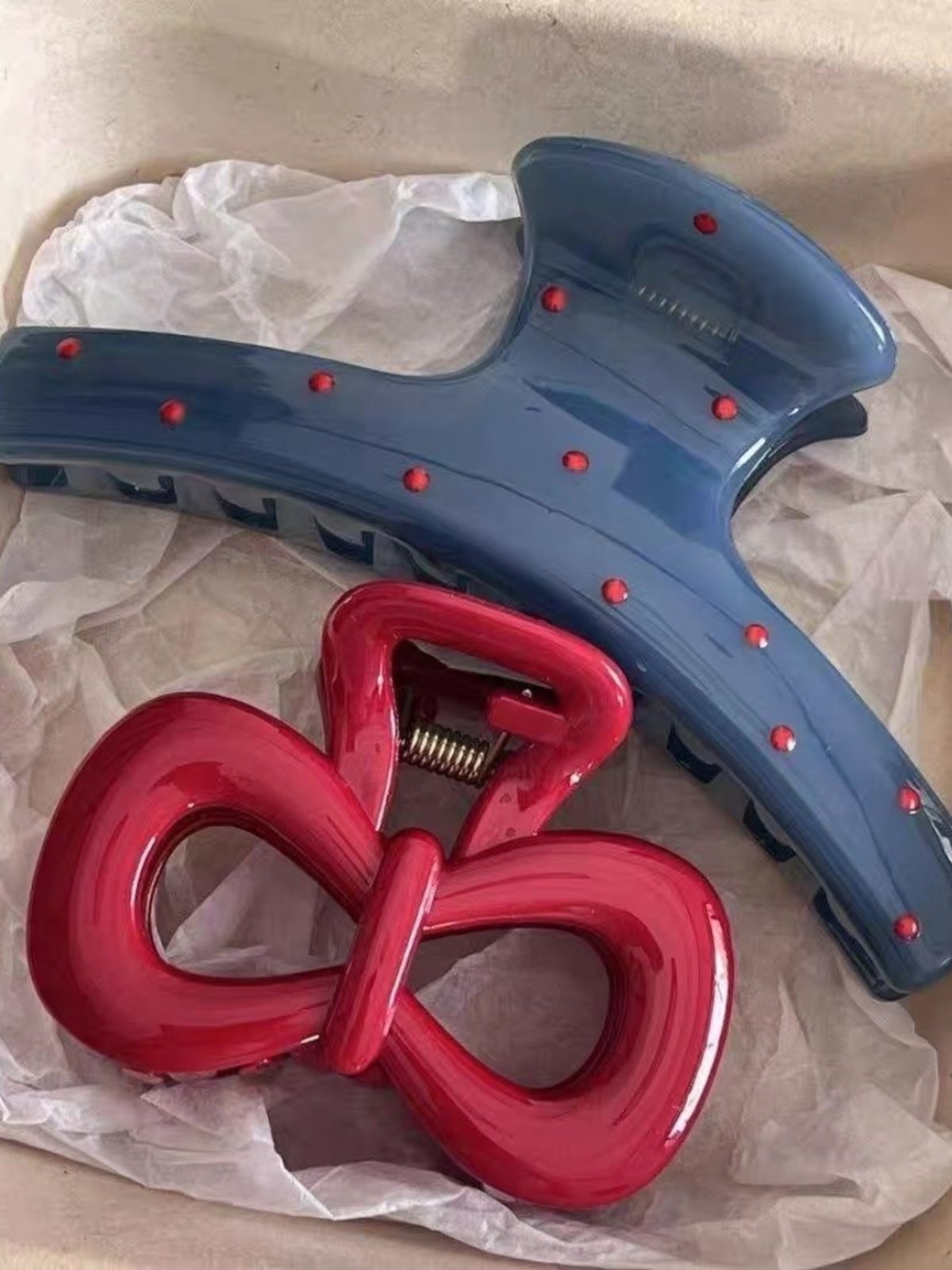 กิ๊บติดผมโบว์สีแดงลายจุดสีฟ้าสำหรับผู้หญิงที่มีผมที่ด้านหลังหัวคลิปฉลามระดับไฮเอนด์ย้อนยุค niche กิ๊บติดผมเครื่องประดับผม