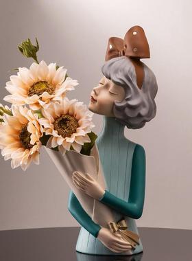 电视柜摆件捧花女孩创意轻奢客厅家居玄关网红摆设饰品现代装饰