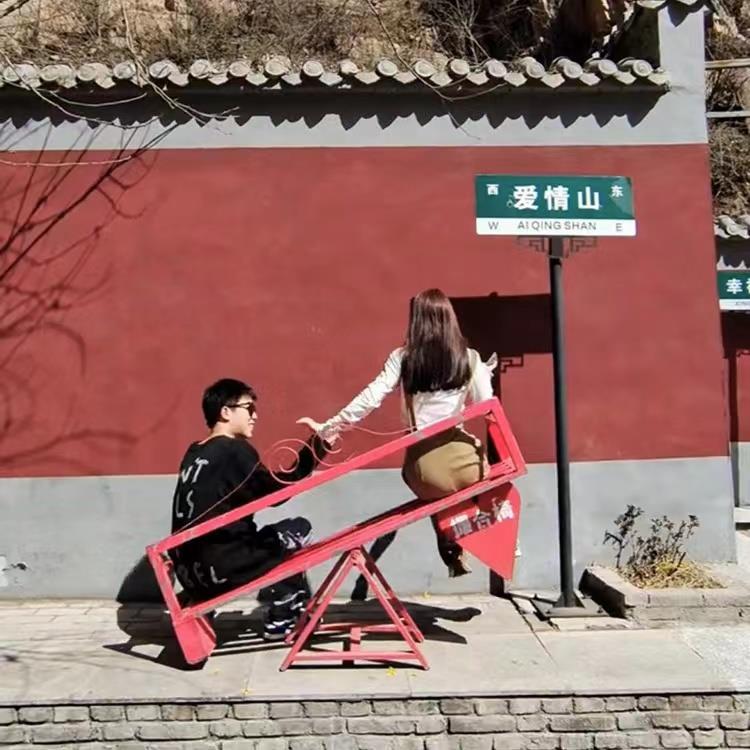 网红撮合椅拍照打卡创意互动情侣椅景区游乐设备美陈装饰拍摄道具