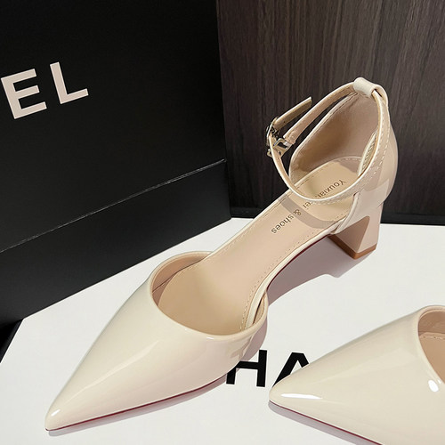 爆款粗跟尖头一字扣高跟包头凉鞋