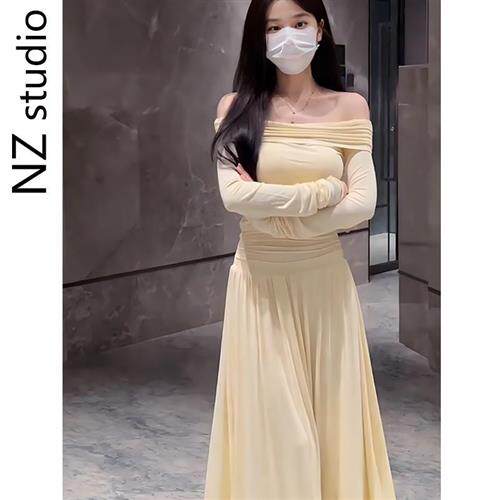 纯欲辣妹风一字肩长袖连衣裙女早秋新款法式气质收腰显瘦a字长裙