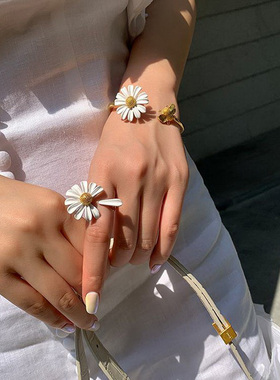 2021 New Spring White Enamel Daisy Flower Vintage Elegant Si