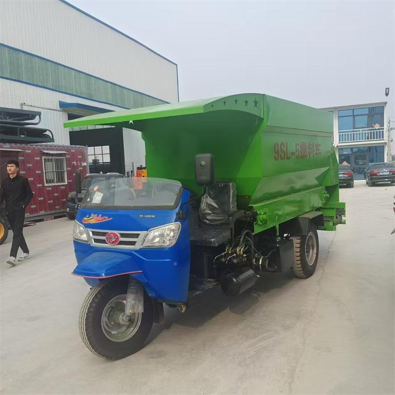 喂专牛用电动撒料专料车养殖场用柴油机版撒料车XOW撒均匀