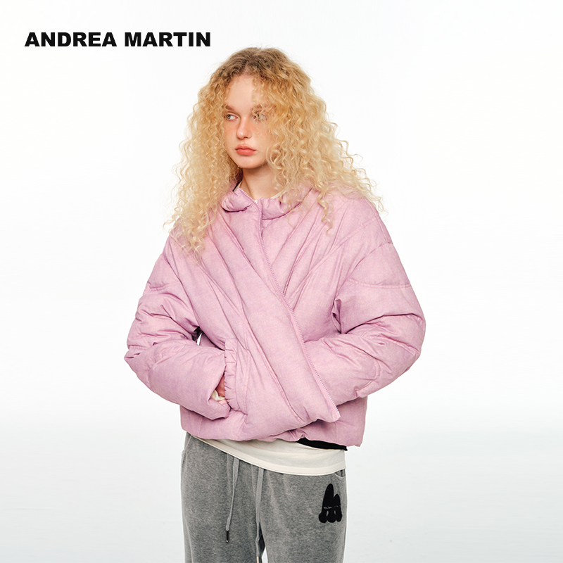 粉色绗缝分割线羽绒服