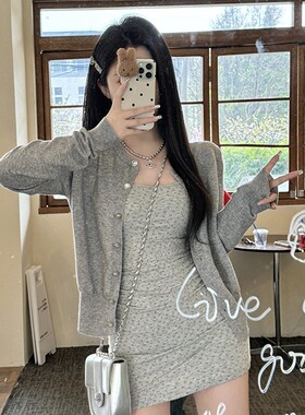 速发大码纯欲风衫装早春新款灰色针织开套套外褶皱碎花吊带连衣裙