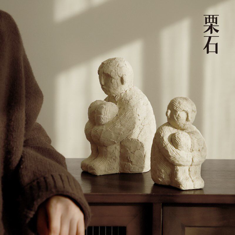 栗石侘寂风艺术抽象做旧抱膝人物小摆件样板房民宿书房酒柜装饰品