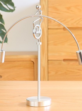 牛顿摆办公室桌创意减压不倒翁铁人平衡反重力物理小摆件混沌旋转