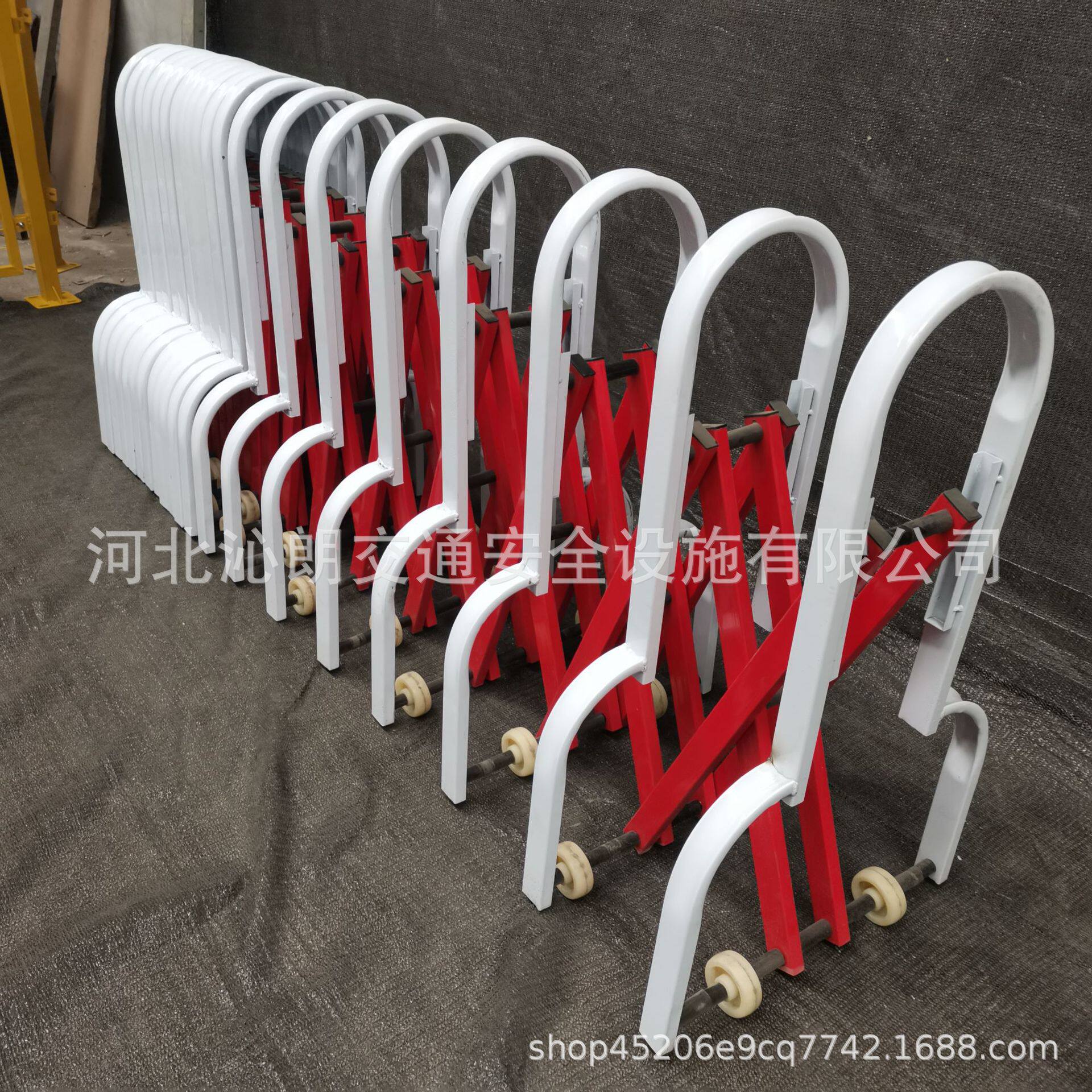 沁朗可移动伸缩护栏高速收费站隔离围栏公路交通临时管制防护栅栏