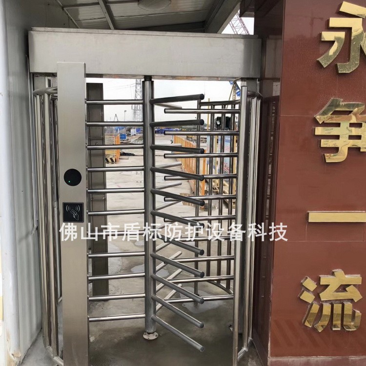 大门口不锈钢防尾随栅栏道闸 小区工厂进出口全高封闭式旋转滚闸