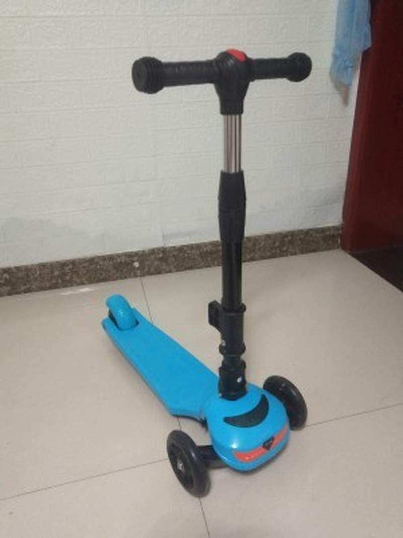 极速两用实用滑板车滑滑车手推带音乐小孩闪光轮新品摇摇车摇摆溜