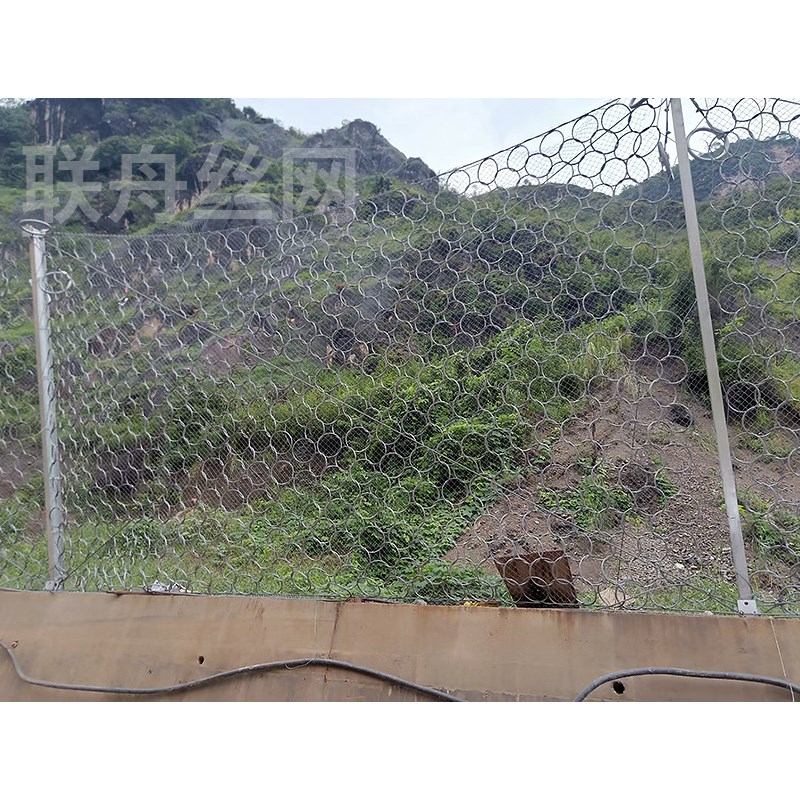 边坡柔性防护网拦截山体落石护栏缠绕型环形拦石网sns被动防护网