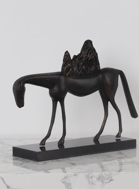 创意金属马工艺礼品摆饰办公室摆件轻奢现代酒店玄关样品屋展示中