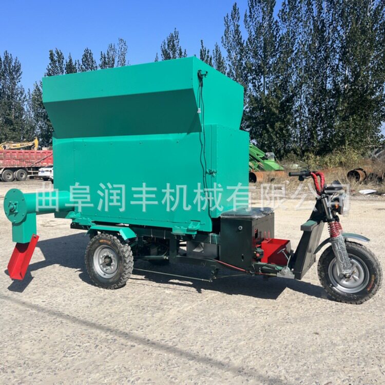 山羊养殖饲料喂草车自走式牧区养殖撒料车双边出料牛羊喂料机械