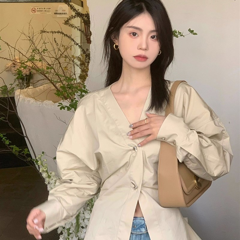 现货法式设计感小众v领长袖春秋外搭开衫高级感衬衣卡其色上衣
