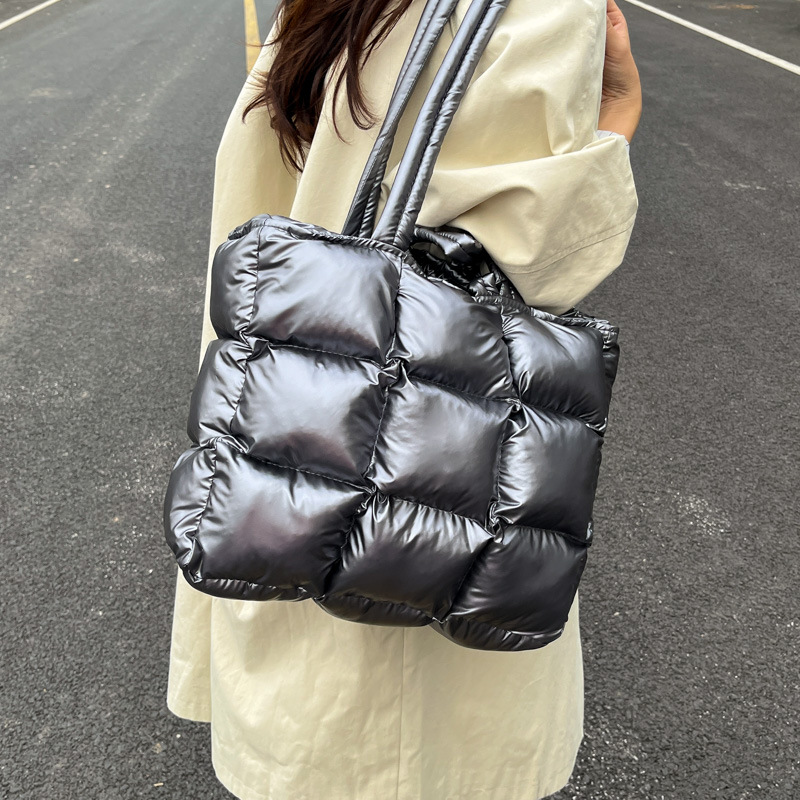 日本品质慵懒风羽绒包当季新款棉服托特包包女大容量云朵褶皱包斜