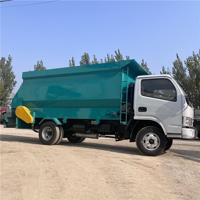 牛场粉碎搅拌撒料车自动化养殖设备撒草机青储秸秆撒草喂料车价格