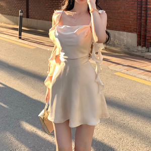 2024新款绿色缎面吊带连衣裙女夏季度假风荷叶边飘带a字短款裙子